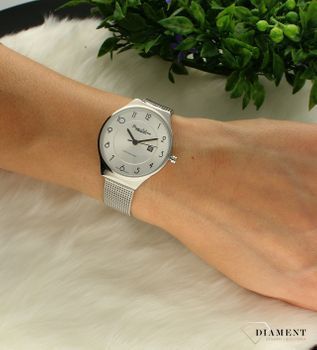 Zegarek damski na biżuteryjnej bransolecie Bruno Calvani BC3125 SILVER SILVER. Tarcza zegarka okrągła w kolorze srebrnym z wyraźnymi cyframi czaryi, wskazówki w kolorze czarnym. Dodatkowym atutem zegarka jest wyraźne logo (1).jpg